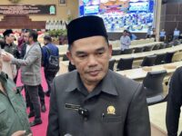 Ketua DPRD Kaltim, Hasanuddin Mas’ud, menjelaskan rencana konsultasi ke Kemendagri terkait hak angket, Gedung DPRD Kaltim, Senin (18/5/2026) (dok: Wan/katakaltim)