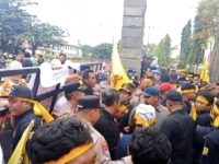 Massa RKB Kutim menggelar aksi unjuk rasa menolak PHK pekerja lokal PT PAMA di depan Kantor PT. PAMA site KPC Sangatta, Kutim.(Dok: tio/expresi)