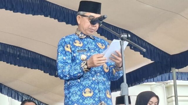 Bupati Kutai Timur, Ardiansyah Sulaiman, menyampaikan amanat saat upacara peringatan Hari Kebangkitan Nasional (Harkitnas) ke-118 di Kutim.(Dok: tio/expresi)