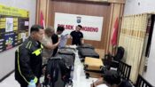 Petugas gabungan saat melakukan pemeriksaan barang bukti lima koper berisi puluhan kilogram sabu hasil pengungkapan jaringan narkotika nasional di Polsek Kongbeng, Kutai Timur.(Dok: istimewa)