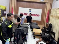 Petugas gabungan saat melakukan pemeriksaan barang bukti lima koper berisi puluhan kilogram sabu hasil pengungkapan jaringan narkotika nasional di Polsek Kongbeng, Kutai Timur.(Dok: istimewa)