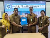 Kepala Dinas Kominfo, melalui Kepala Bidang (Kabid) Penyelenggaraan E Goverment Yudi Pancoro, menyerahkan dokumen website resmi untuk Dinas Kesehatan Kota Bontang (dok:kominfo)