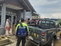Proses evakuasi bayi tenggelam di Balikpapan (dok: expresi)