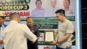 Atlet Domino dari Gardu Awin-CS saat menerima hadiah juara 1 lomba Domino PORDI (dok: Wan/expresi)