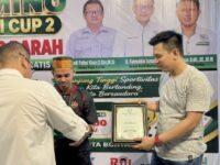 Atlet Domino dari Gardu Awin-CS saat menerima hadiah juara 1 lomba Domino PORDI (dok: Wan/expresi)