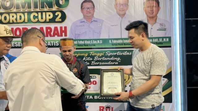 Atlet Domino dari Gardu Awin-CS saat menerima hadiah juara 1 lomba Domino PORDI (dok: Wan/expresi)