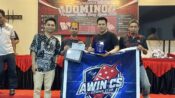 Pembina Gardu Awin-CS, Winardi (kiri) bersama pemenang juara 1 Domino PORDI Haul Bung Karno, Wa’Nimbang (dua dari kiri) dan Alvin (dua dari kanan) (dok: expresi)