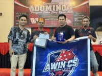 Pembina Gardu Awin-CS, Winardi (kiri) bersama pemenang juara 1 Domino PORDI Haul Bung Karno, Wa’Nimbang (dua dari kiri) dan Alvin (dua dari kanan) (dok: expresi)
