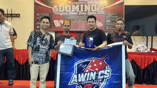 Pembina Gardu Awin-CS, Winardi (kiri) bersama pemenang juara 1 Domino PORDI Haul Bung Karno, Wa’Nimbang (dua dari kiri) dan Alvin (dua dari kanan) (dok: expresi)