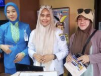 Warga Bontang manfaatkan layanan Jemput Bola Bapenda untuk bayar pajak di Kelurahan (dok:bapenda)