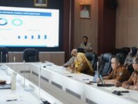 Bapenda Bontang memaparkan data potensi pajak dan retribusi saat menggelar rapat koordinasi dengan TP2D (dok: Bapenda)