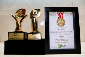 Pupuk Kaltim sukses mempertahankan predikat tertinggi TOP CSR Awards 2026 dan meraih Medali Platinum atas konsistensi program TJSL berkelanjutan.