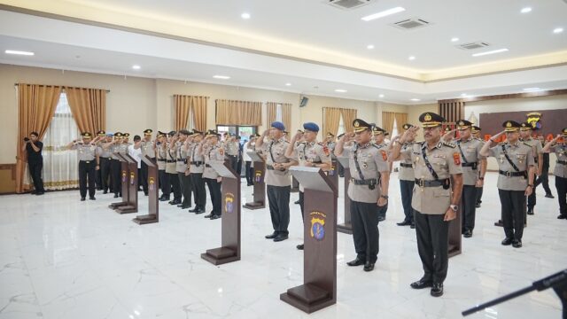Polda Kaltim lakukan penyegaran besar di jajaran pimpinan melalui serah terima jabatan (sertijab) 7 pejabat utama (PJU) dan 5 kepala kepolisian resor (Kapolres) (dok: expresi)