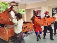Jasad dua anak korban kebakaran saat dievakuasi ke RSUD PPU (dok: BPBD PPU)
