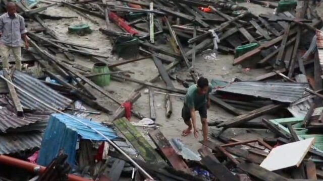 Rumah yang ambruk akibat gelombang di pesisir Balikpapan (dok: istimewa)